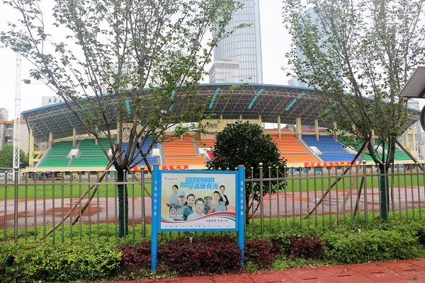 图为援建公共体育场地设施和捐赠体育健身器材.jpg